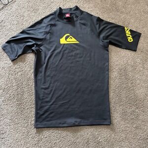Quiksilver Mens XL Black Yellow Short Sleeve Rash Guard Surf‎ Swim Shirt